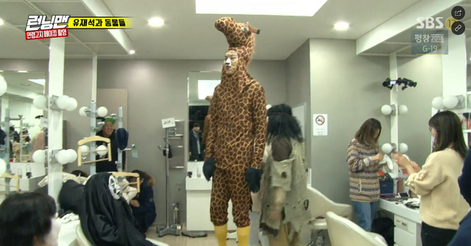 Lee Kwang Soo bất ngờ cao đột biến trong Running Man, v&agrave; đ&acirc;y l&agrave; sự thật! - Ảnh 2.