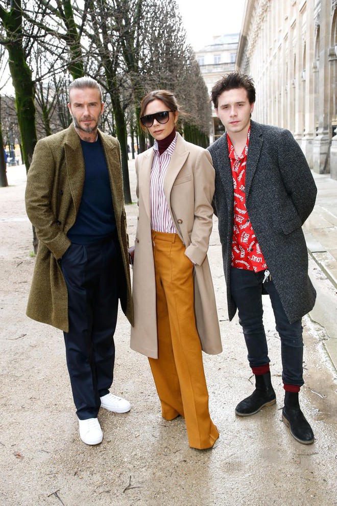 Dắt díu nhau dự show Louis Vuitton, Victoria Beckham trông men chẳng kém chồng và con trai - Ảnh 1.