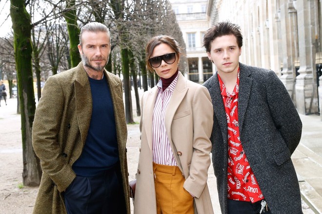 Dắt díu nhau dự show Louis Vuitton, Victoria Beckham trông men chẳng kém chồng và con trai - Ảnh 2.