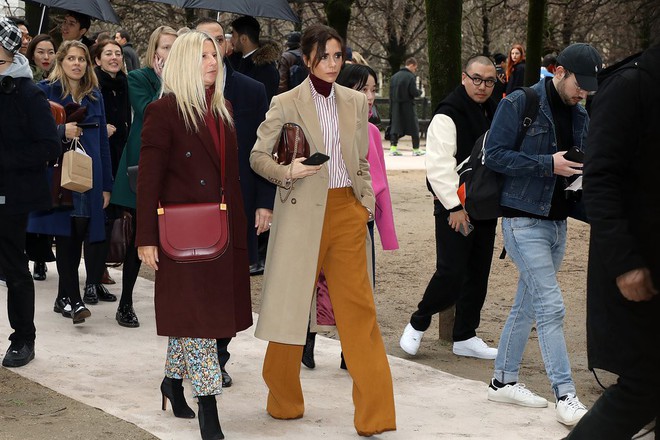 Dắt díu nhau dự show Louis Vuitton, Victoria Beckham trông men chẳng kém chồng và con trai - Ảnh 3.