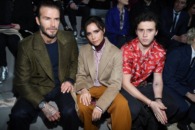 Dắt díu nhau dự show Louis Vuitton, Victoria Beckham trông men chẳng kém chồng và con trai - Ảnh 6.