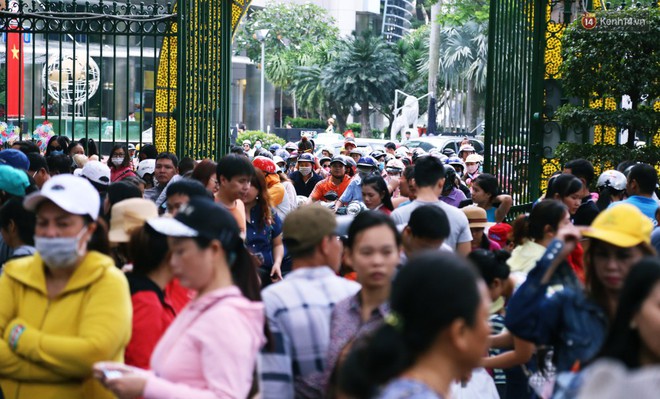 Khu vui chơi ở S&agrave;i G&ograve;n nghẹt thở ng&agrave;y đầu năm mới 2019, người d&acirc;n chen nhau để c&oacute; chỗ nghỉ ngơi - Ảnh 2.