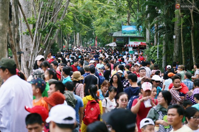 Khu vui chơi ở S&agrave;i G&ograve;n nghẹt thở ng&agrave;y đầu năm mới 2019, người d&acirc;n chen nhau để c&oacute; chỗ nghỉ ngơi - Ảnh 6.