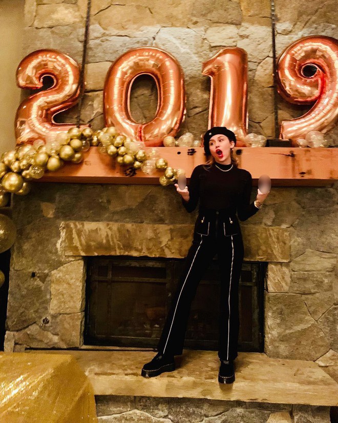 Đ&atilde; th&agrave;nh vợ người ta, Miley Cyrus vẫn giơ ng&oacute;n tay thối đầy chất nổi loạn khi đi nghỉ trăng mật - Ảnh 1.