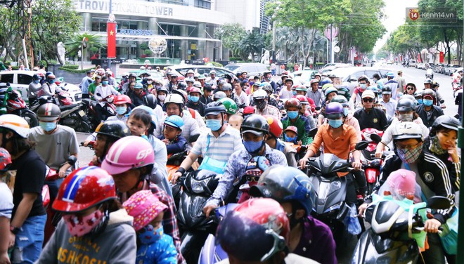 Khu vui chơi ở Sài Gòn nghẹt thở ngày đầu năm mới 2019, người dân chen nhau để có chỗ nghỉ ngơi - Ảnh 3.
