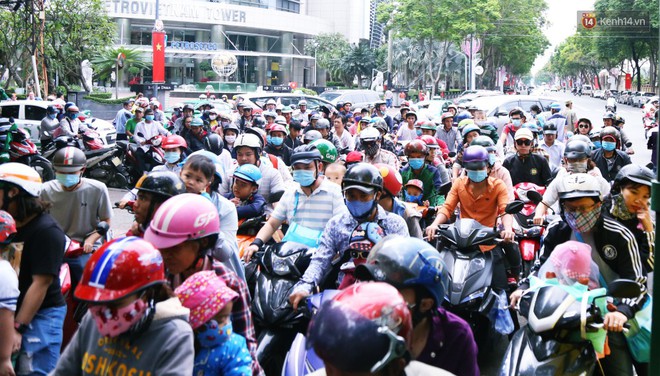 Khu vui chơi ở S&agrave;i G&ograve;n nghẹt thở ng&agrave;y đầu năm mới 2019, người d&acirc;n chen nhau để c&oacute; chỗ nghỉ ngơi - Ảnh 3.