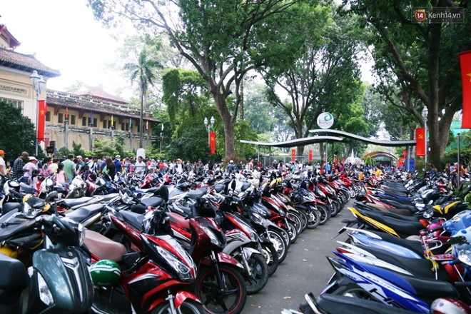 Khu vui chơi ở S&agrave;i G&ograve;n nghẹt thở ng&agrave;y đầu năm mới 2019, người d&acirc;n chen nhau để c&oacute; chỗ nghỉ ngơi - Ảnh 4.