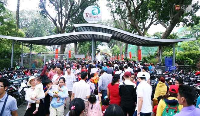 Khu vui chơi ở Sài Gòn nghẹt thở ngày đầu năm mới 2019, người dân chen nhau để có chỗ nghỉ ngơi - Ảnh 1.