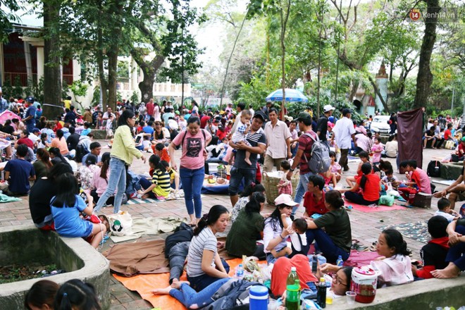 Khu vui chơi ở S&agrave;i G&ograve;n nghẹt thở ng&agrave;y đầu năm mới 2019, người d&acirc;n chen nhau để c&oacute; chỗ nghỉ ngơi - Ảnh 13.