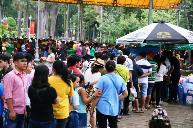 Khu vui chơi ở S&agrave;i G&ograve;n nghẹt thở ng&agrave;y đầu năm mới 2019, người d&acirc;n chen nhau để c&oacute; chỗ nghỉ ngơi - Ảnh 10.