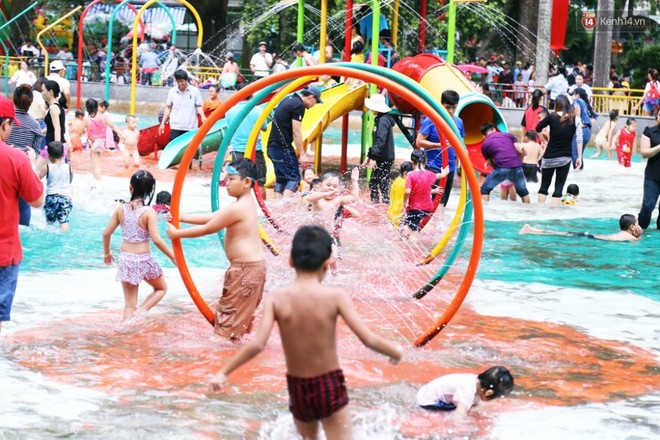 Khu vui chơi ở S&agrave;i G&ograve;n nghẹt thở ng&agrave;y đầu năm mới 2019, người d&acirc;n chen nhau để c&oacute; chỗ nghỉ ngơi - Ảnh 11.