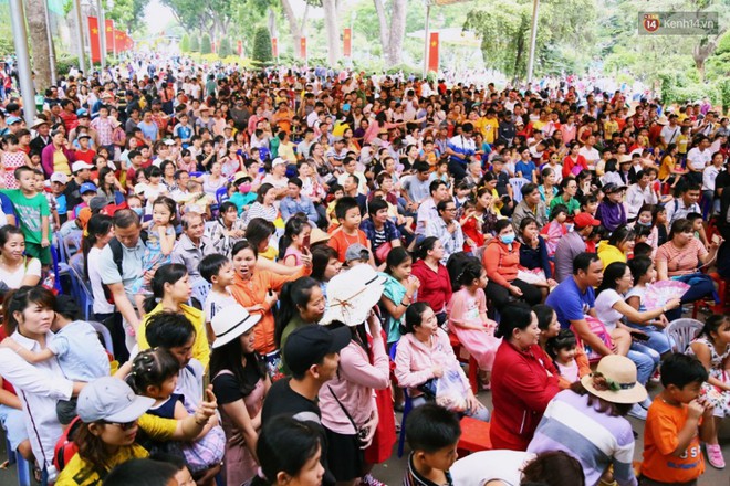 Khu vui chơi ở S&agrave;i G&ograve;n nghẹt thở ng&agrave;y đầu năm mới 2019, người d&acirc;n chen nhau để c&oacute; chỗ nghỉ ngơi - Ảnh 12.