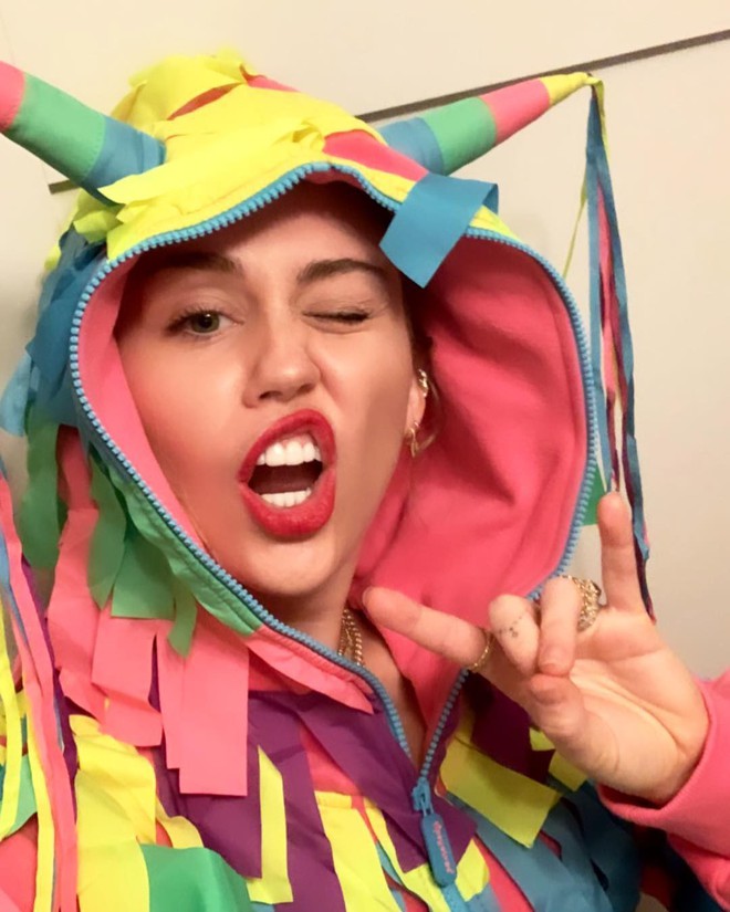 Đ&atilde; th&agrave;nh vợ người ta, Miley Cyrus vẫn giơ ng&oacute;n tay thối đầy chất nổi loạn khi đi nghỉ trăng mật - Ảnh 2.