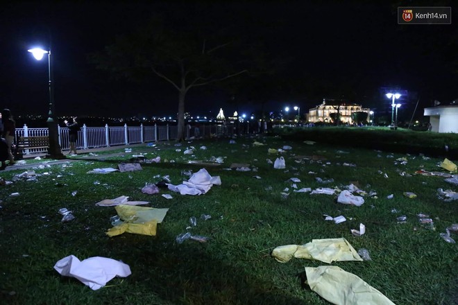 Năm cũ đ&atilde; qua nhưng r&aacute;c mừng năm mới th&igrave; vẫn ngổn ngang nằm lại trung t&acirc;m S&agrave;i G&ograve;n - Ảnh 3.