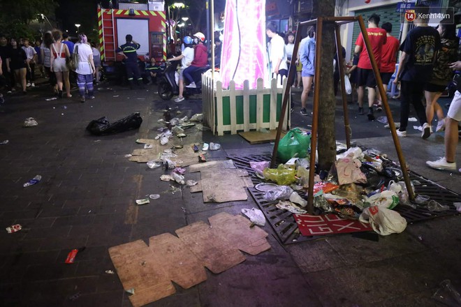 Năm cũ đ&atilde; qua nhưng r&aacute;c mừng năm mới th&igrave; vẫn ngổn ngang nằm lại trung t&acirc;m S&agrave;i G&ograve;n - Ảnh 2.