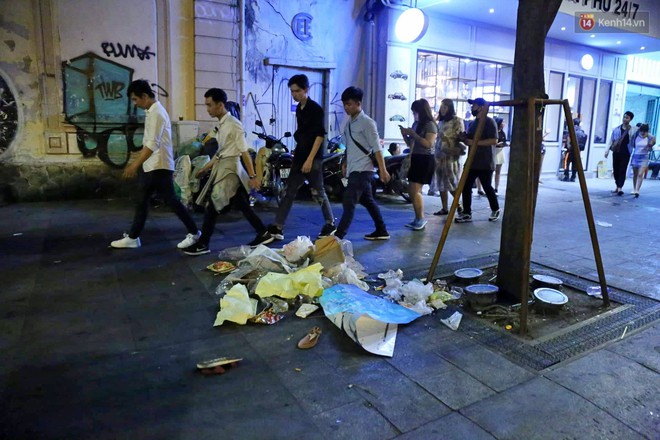 Năm cũ đ&atilde; qua nhưng r&aacute;c mừng năm mới th&igrave; vẫn ngổn ngang nằm lại trung t&acirc;m S&agrave;i G&ograve;n - Ảnh 1.