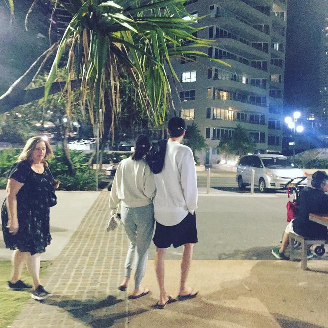 H&igrave;nh ảnh ấm l&ograve;ng giữa chảo lửa thị phi: Kim Woo Bin v&agrave; Shin Min Ah kho&aacute;c tay t&igrave;nh tứ, hẹn h&ograve; b&igrave;nh y&ecirc;n tại &Uacute;c - Ảnh 1.
