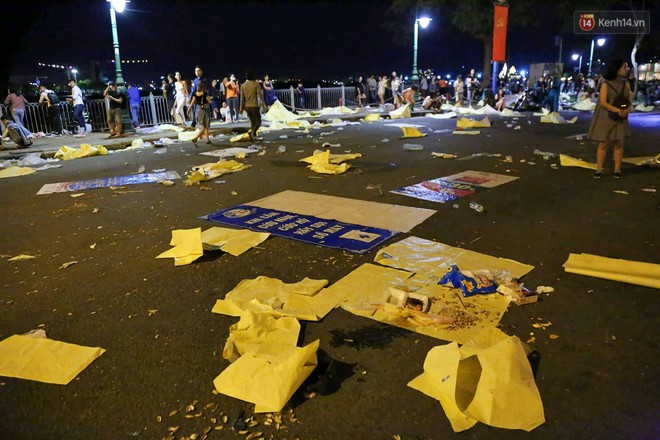 Năm cũ đ&atilde; qua nhưng r&aacute;c mừng năm mới th&igrave; vẫn ngổn ngang nằm lại trung t&acirc;m S&agrave;i G&ograve;n - Ảnh 4.