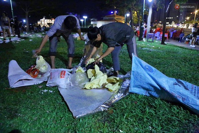 Năm cũ đ&atilde; qua nhưng r&aacute;c mừng năm mới th&igrave; vẫn ngổn ngang nằm lại trung t&acirc;m S&agrave;i G&ograve;n - Ảnh 7.