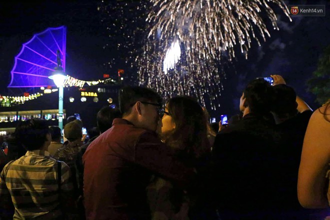 Pháo hoa đầy màu sắc sáng rực trời đêm, Sài Gòn hân hoan đón chào năm mới 2019 - Ảnh 7.