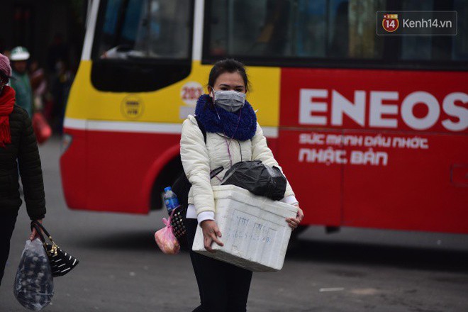 Người dân khăn áo kín mít, tay xách nách mang trở lại Thủ đô sau kỳ nghỉ Tết Dương lịch kéo dài 4 ngày - Ảnh 3.