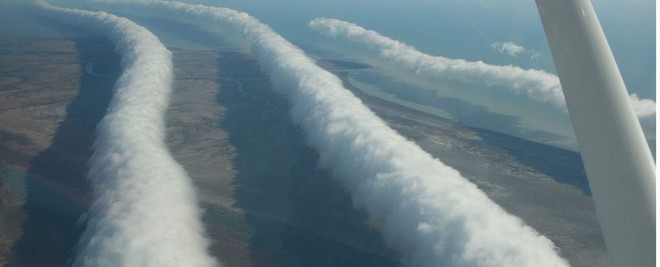 Không chỉ có quái vật khổng lồ, bầu trời của nước Úc cũng vô cùng kỳ lạ với loại mây siêu hiếm này - Ảnh 1.