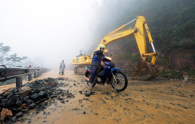 Đường Nha Trang - Đà Lạt sạt lở đã khắc phục, thông trở lại sáng nay - Ảnh 4.