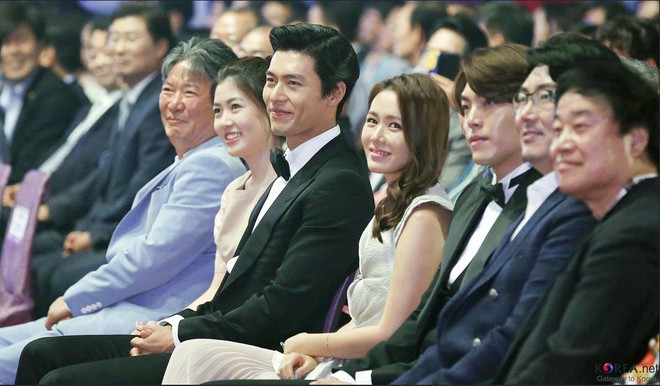 Nhìn Son Ye Jin và Hyun Bin tình tứ, có thái độ đáng ngờ như thế này bảo sao ai cũng thi nhau đẩy thuyền - Ảnh 1.