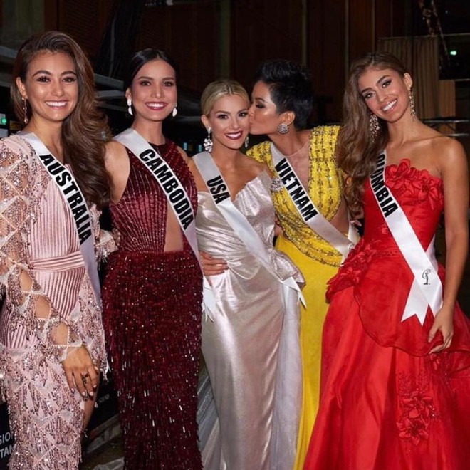 Hoa hậu Mỹ bất ngờ đăng ảnh diện áo cờ đỏ sao vàng, khen ngợi H’Hen Niê sau ồn ào chê bai trình độ tiếng Anh tại Miss Universe 2018 - Ảnh 4.