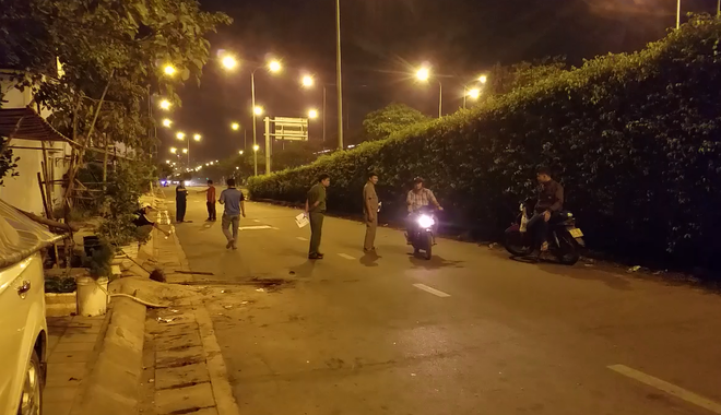 TPHCM: Truy s&aacute;t kinh ho&agrave;ng tr&ecirc;n đại lộ V&otilde; Văn Kiệt, 2 nam thanh ni&ecirc;n bị ch&eacute;m gục trọng thương - Ảnh 1.