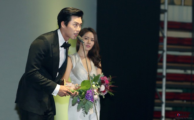 Nhìn Son Ye Jin và Hyun Bin tình tứ, có thái độ đáng ngờ như thế này bảo sao ai cũng thi nhau đẩy thuyền - Ảnh 9.