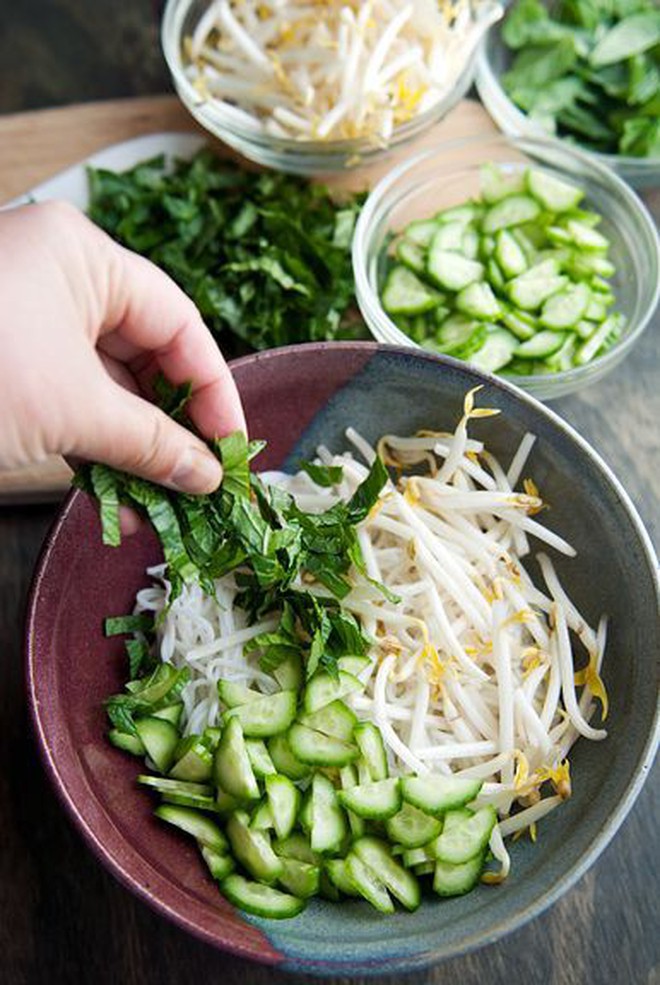 Những món ăn mà chúng ta hay kiêng để giảm cân thực ra lại được cho vào danh sách &quot;healthy&quot; của nước ngoài - Ảnh 3.