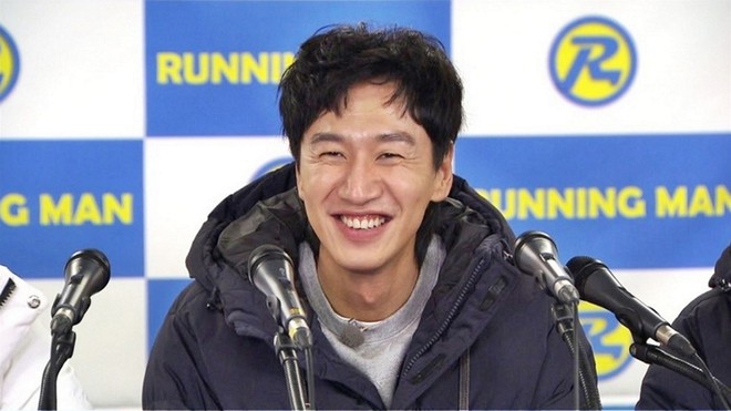 Lee Kwang Soo lộ diện trong họp báo sau tin hẹn hò, Yoo Jae Suk khẳng định cặp đôi có thể đối đầu với Song Song? - Ảnh 1.