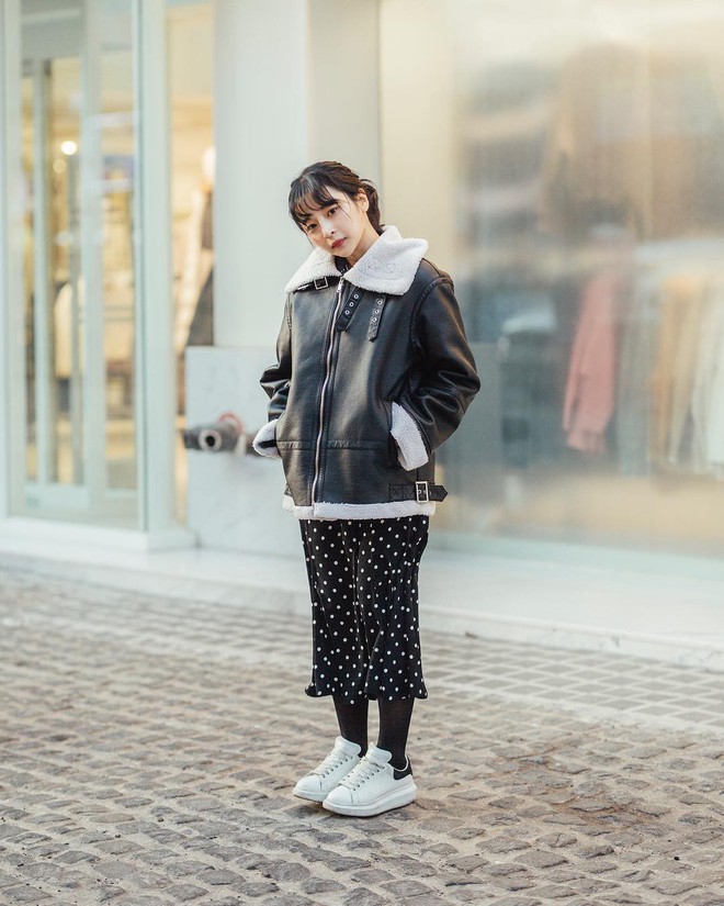 Mê phong cách đơn giản, bụi bặm hay chanh xả, bạn cũng sẽ bỏ túi được cả rổ gợi ý từ street style tuần qua của giới trẻ Hàn  - Ảnh 6.