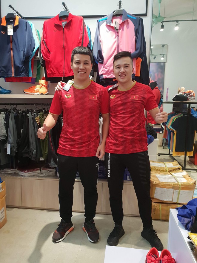 Người hâm mộ xếp hàng, háo hức mua áo đấu mới của tuyển Việt Nam - Ảnh 8.