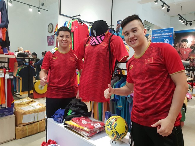 Người hâm mộ xếp hàng, háo hức mua áo đấu mới của tuyển Việt Nam - Ảnh 7.