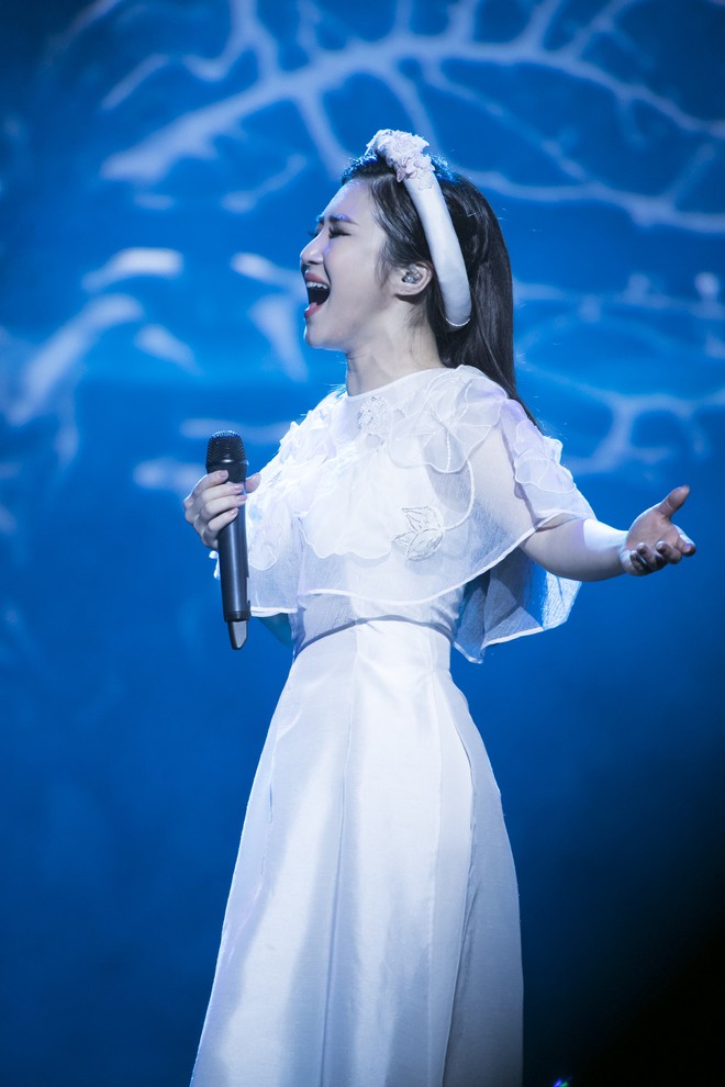 Liveshow đầu tiên của Hương Tràm: Không chỉ là đêm nhạc tôn giọng hát, mà còn lấy nước mắt khán giả với kịch bản cảm động - Ảnh 5.
