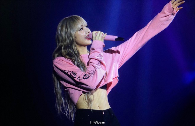 Về quê biểu diễn có khác, đây là khoảnh khắc Lisa (Black Pink) khiến rừng fan đổ rạp vì quá xuất sắc! - Ảnh 5.