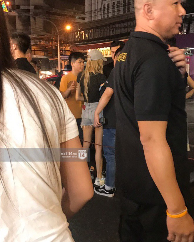 Clip độc quyền từ Thái Lan: Lisa cùng bạn đi ăn ở Chinatown sau concert Black Pink và body đúng là miễn chê - Ảnh 4.