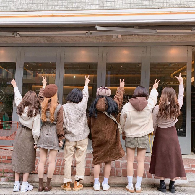 Hàn Quốc và 6 người bạn thân - bức ảnh đáng yêu này sẽ khiến bạn cảm thấy đến từ những nơi xa xôi đến thú vị nhất. Hãy đến và khám phá những nét đặc trưng của văn hóa và tình bạn của Hàn Quốc qua bức ảnh 6 người bạn thân này.