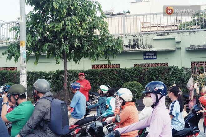Phía sau đoạn clip người đàn ông mặc áo dài đỏ, nhảy múa trên hè phố Sài Gòn: Kiếm tiền cho con đi học, có gì phải xấu hổ - Ảnh 5.