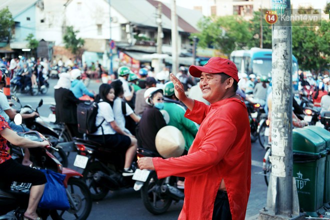 Phía sau đoạn clip người đàn ông mặc áo dài đỏ, nhảy múa trên hè phố Sài Gòn: Kiếm tiền cho con đi học, có gì phải xấu hổ - Ảnh 2.