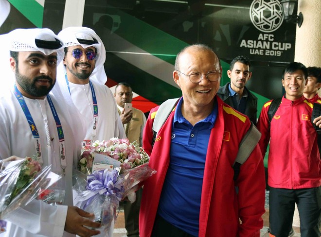 Tuyển Việt Nam nhận những bó hoa nhỏ xinh khi đến Al Ain thi đấu trận cuối vòng bảng Asian Cup 2019 - Ảnh 1.