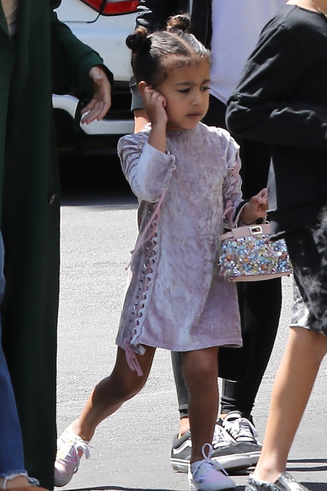 Chẳng phải Suri hay Harper, các bé gái nhà Kardashian mới là công chúa mê túi hiệu sang chảnh bậc nhất showbiz! - Ảnh 6.