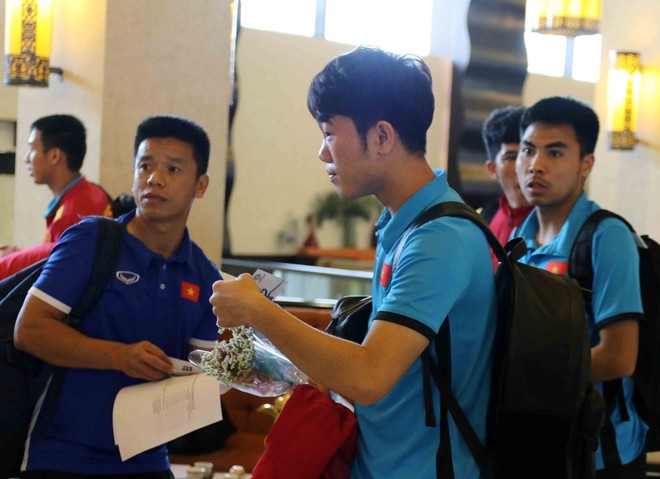 Tuyển Việt Nam nhận những bó hoa nhỏ xinh khi đến Al Ain thi đấu trận cuối vòng bảng Asian Cup 2019 - Ảnh 13.