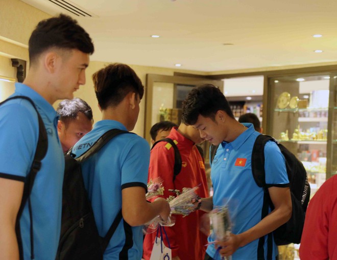 Tuyển Việt Nam nhận những bó hoa nhỏ xinh khi đến Al Ain thi đấu trận cuối vòng bảng Asian Cup 2019 - Ảnh 14.