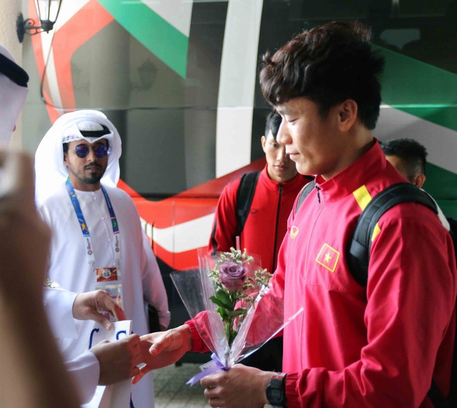 Tuyển Việt Nam nhận những bó hoa nhỏ xinh khi đến Al Ain thi đấu trận cuối vòng bảng Asian Cup 2019 - Ảnh 5.