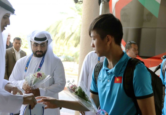 Tuyển Việt Nam nhận những bó hoa nhỏ xinh khi đến Al Ain thi đấu trận cuối vòng bảng Asian Cup 2019 - Ảnh 7.