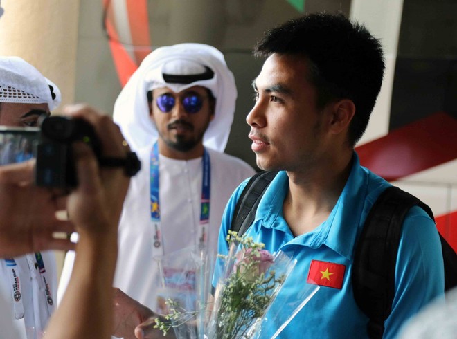 Tuyển Việt Nam nhận những bó hoa nhỏ xinh khi đến Al Ain thi đấu trận cuối vòng bảng Asian Cup 2019 - Ảnh 8.