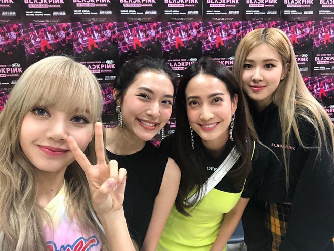 Dàn sao Thái khủng đến ủng hộ em gái quốc tế Lisa tại concert Black Pink, nhưng bố mẹ của cô mới là tâm điểm - Ảnh 9.